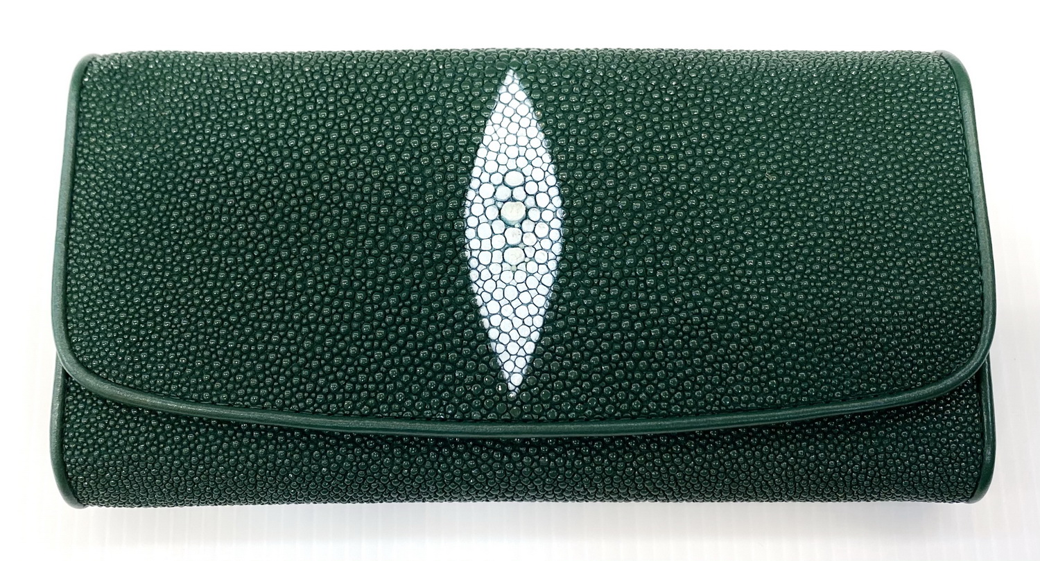 กระเป๋าสตางค์หนังปลากระเบนแท้1ตา 3พับยาว สีเขียว