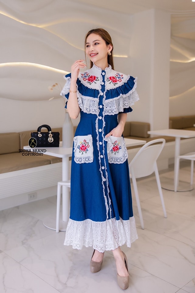 Maxi Dress ยีนส์แขนตุ๊กคอระบายลูกไม้และปักดอกไม้ ด้านหน้าแต่งกระดุมเรียงยาวใช้งานได้จริง