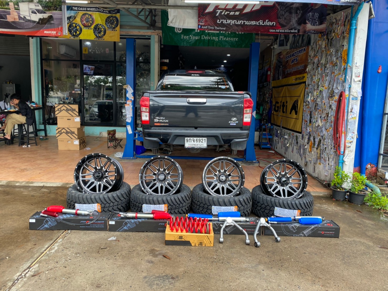 D-MAX จัดทรงเมกา ที่ STEP9 หล่อทุกลำ