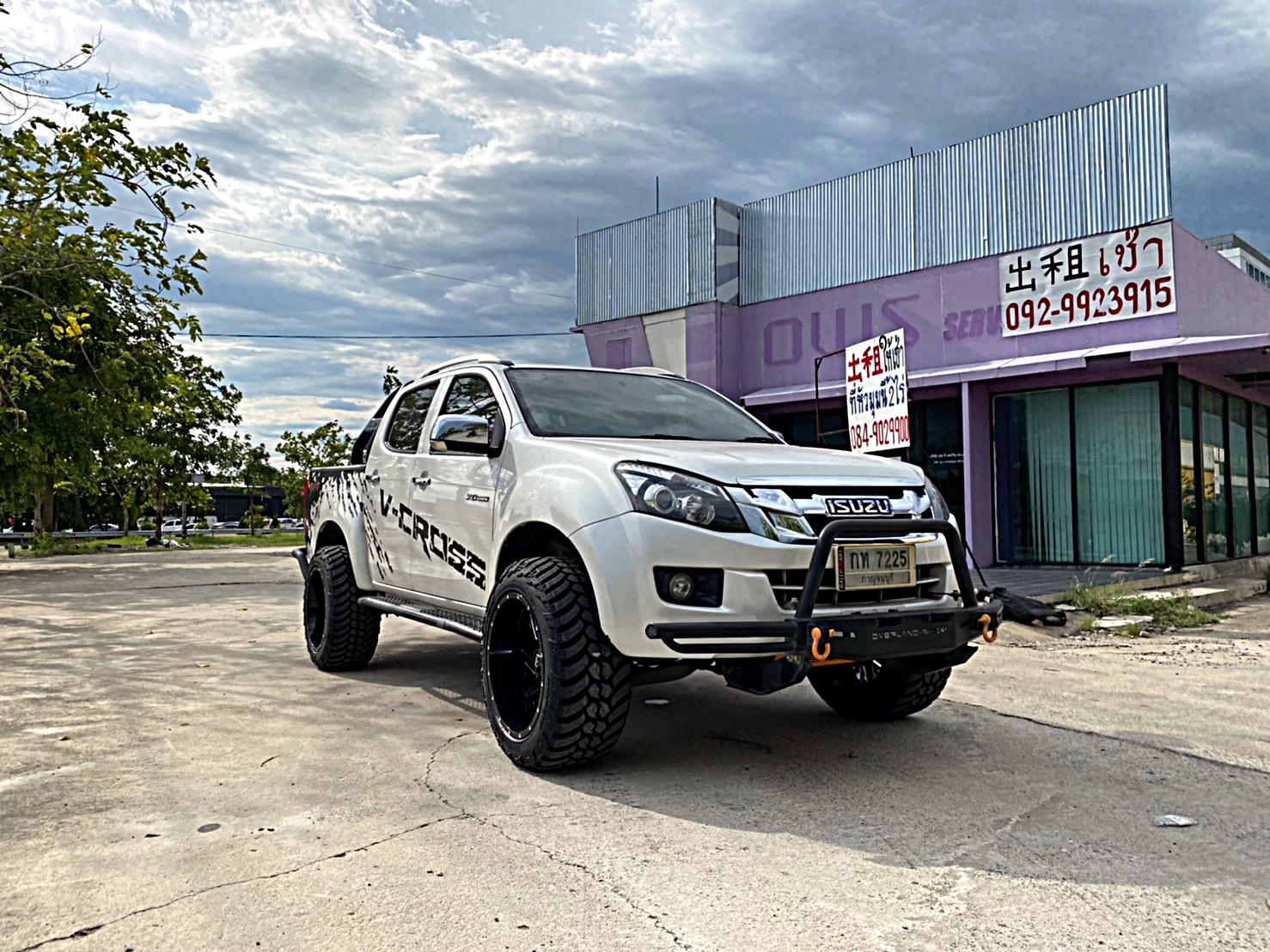 D-MAX มาไกลจาก กาญจนบุรี จัดทรงเมกาที่ STEP9