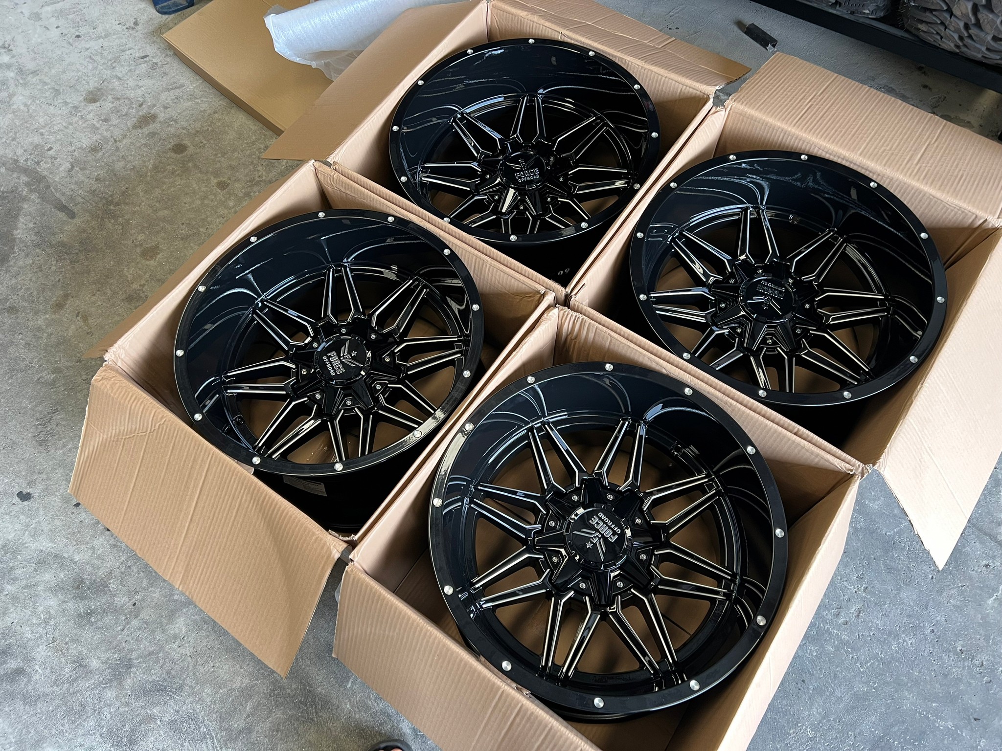 ล้อออฟโรด ทรงเมกา LP20 20x12 ET-44 จัดส่งต่างจังหวัด 1 ชุด