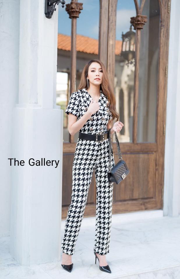 จั้มสูทChanelสไตล์ must-haveที่สาวๆต้องมีเลยค่ะ!! เนื้อผ้าทวีตสไตล์ชาแนลสุดหรูหราลายชิโนริ เนื้อผ้าหนาอย่างดี สาวๆจะแมตซ์ชุดไปทำงาน /ไปเที่ยวต่างประเทศสวยๆ ครีเอตลุคโก้หรูทันสมัย