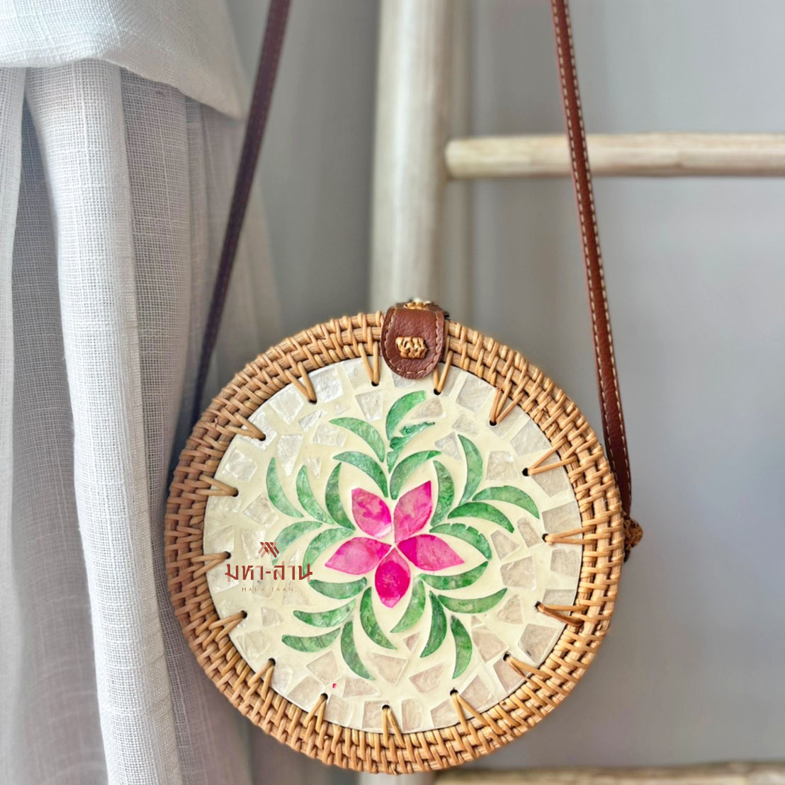 กระเป๋าหวาย สะพายสายหนัง แต่งลายเปลือกหอย ฝังมุก ทันสมัย 🥨