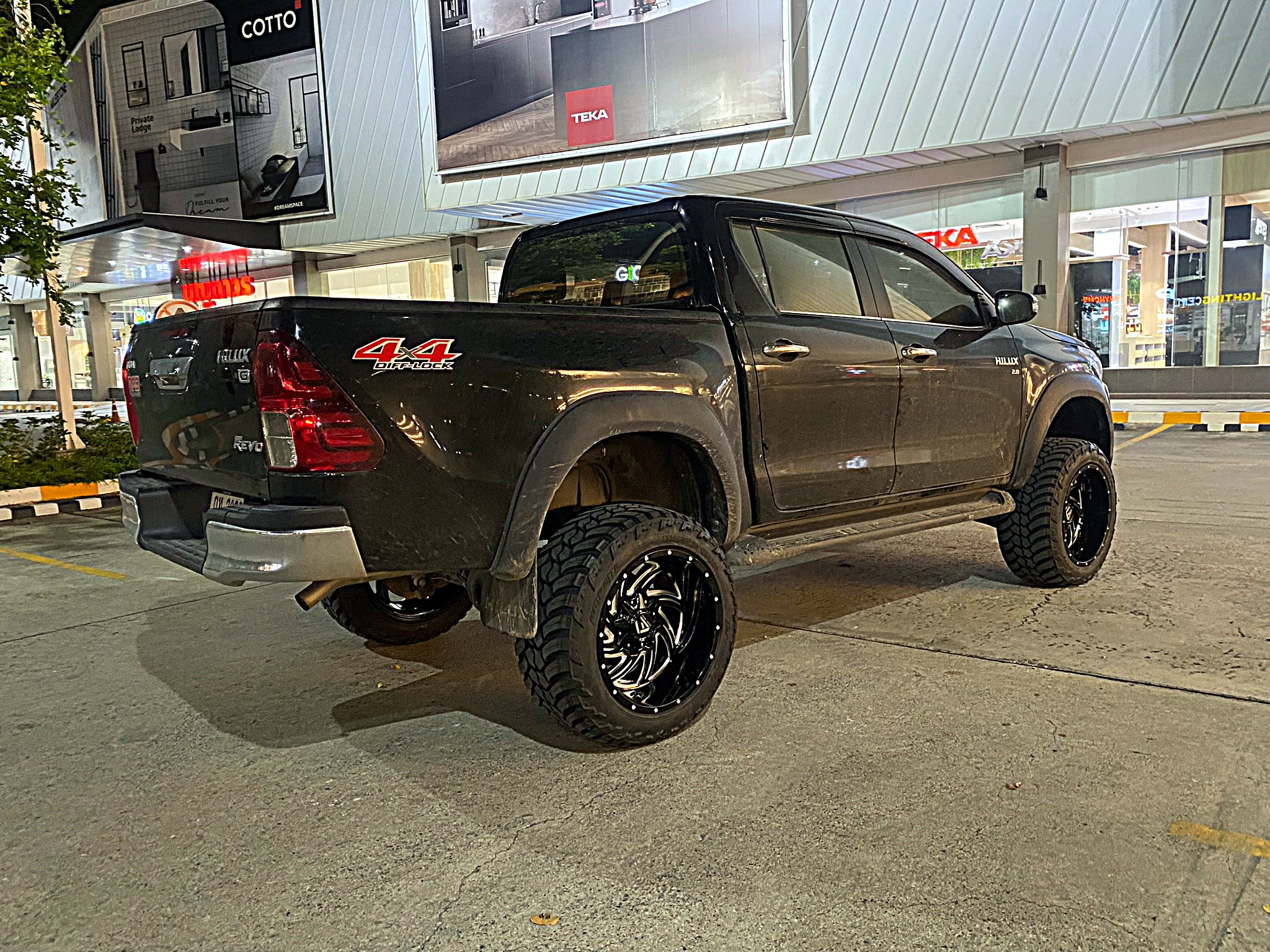 TOYOTA REVO ทรงเมกา