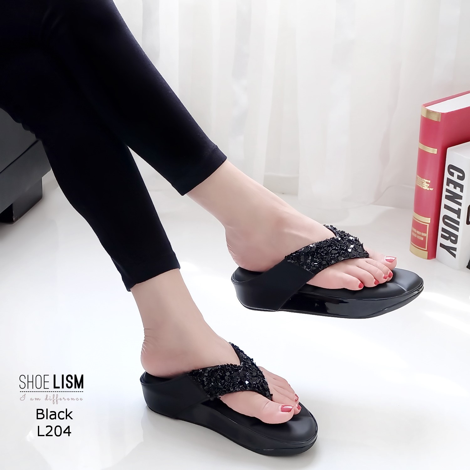 รองเท้าใส่สบาย แต่งอะไหล่เพชร