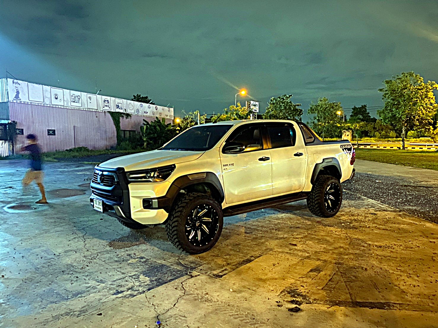 TOYOTA REVO ทรงเมกา