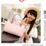 กระเป๋าถือสีชมพู