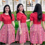 ✔️พร้อมส่ง : [ XS-S-M-L-XL-2XL] :: ชุดเดรสผ้ามัดหมี่ทอลายไทย คอบัวแต่งกระดุม กระโปรงทรงบาน8ชิ้น ซิปซ่อนหลัง งานอัดกาวทั้งชุด ใส่ทำงาน ใส่ออกงานสวยๆ