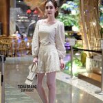 เซทผ้าฉลูสีครีม 2 ชิ้น ตัวเสื้อแต่งชายเสื้อด้วยทรงหยัก และเพิ่มดีเทลตกแต่งตรงปลายเสื้อและบริเวณคอ แขนจะเป็นแขนตุ๊กตายาว