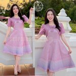 ✔️พร้อมส่ง : [ XS-S-M-L-XL-2XL] :: ชุดเดรสผ้ามัดหมี่ทอลายไทย ดีเทลสไตล์กั๊ก แต่งโบว์น่ารัก กระโปรงทรงบาน8ชิ้น ซิปซ่อนหลัง งานอัดกาวทั้งชุด ใส่ทำงาน ใส่ออกงานสวยๆ