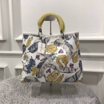 กระเป๋าถือ cath kidston ลายกล้วย