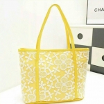 กระเป๋าสะพาย ด้านนอกเป็นลวดลายลูกไม้