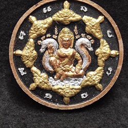 องค์พ่อจตุคามรามเทพ ปางมหาราชประทานพร รุ่นเสริมทรัพย์ เสริมบารมี เนื้อว่านดำ ปัดสามกษัตริย์