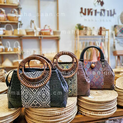 กระเป๋าสานกระจูด หูไม้ หูหวาย ทรงถือ แต่งผ้าลายไทย คละแบบ ⚡️