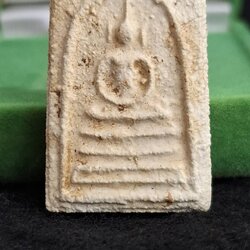 พระสมเด็จบางขุนพรหม พิมพ์เส้นด้วยมีหูแช่น้ำมนต์