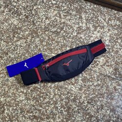 กระเป๋าวิ่ง Mizuno Running Waist Pouch ‘BLACK/RED’