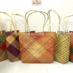 กระเป๋ากระจูดก้นจัสตุรัส 12นิ้ว คละสี