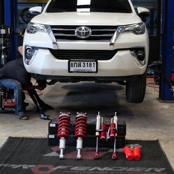โช๊คอัพ Profender รุ่น Queen-Piggyback สำหรับรถ Toyota Fortuner