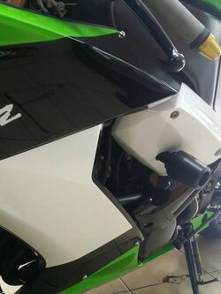 กันล้มข้าง ZX10 08-10 แบร์นMothracing แบบเจาะแฟริ่ง กันล้มผลิตจากอลูมิเนียมนำเข้า เกรด6061T651 และPOM ติดตั้งง่าย(65) สีดำ