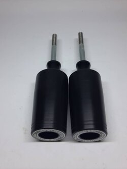 กันล้มข้าง 2011 - 2017 Speed Triple 1050 Frame Sliders No Cut แบร์นMarina กันล้มผลิตจากอลูมิเนียมนำเข้า(65) เกรด6061T651 และPOM ติดตั้งง่าย สีดำ