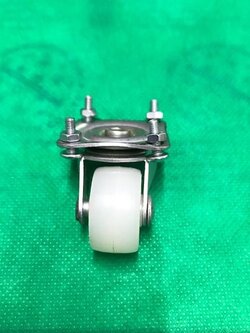 ล้อรอบอิสระหมุนได้ 360 องศา มีลูกปืนช่วยให้หมุนได้ลื่นขึ้น ขนาดล้อเส้นผ่านศูนย์กลางประมาณ 24 มม.