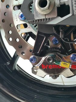 ขาจับปั๊มหลัง Kawasaki Z900 Brembo 84mm ด้วง ปักข้าง แบร์น Mothracing สีดำ