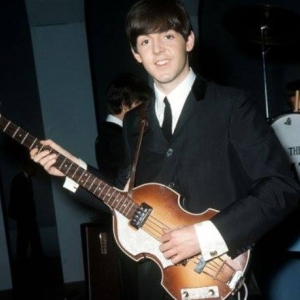 “Hofner Bass” หนึ่งในกีตาร์เบสที่โด่งดังที่สุด เครื่องดนตรีคู่ใจของ พอล แมคคาร์ทนีย์