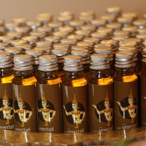 น้ำมันสมุนไพรไทยพลังบุญ ถวายพระภิกษุ สามเณร ผู้ปฏิบัติธรรม และชุดสังฆทาน