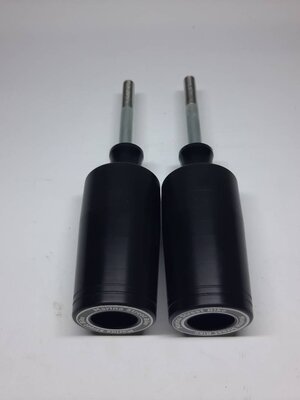 กันล้มข้าง 2011 - 2017 Speed Triple 1050 Frame Sliders No Cut แบร์นMarina กันล้มผลิตจากอลูมิเนียมนำเข้า(65) เกรด6061T651 และPOM ติดตั้งง่าย สีดำ