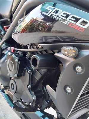 กันล้มข้าง 2011 - 2017 Speed Triple 1050 Frame Sliders No Cut แบร์นMothracing สีดำ