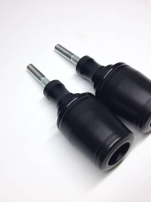 กันล้มข้าง GSX-S750 แบร์นMothracing กันล้มผลิตจากอลูมิเนียมนำเข้า เกรด6061T651 และPOM ติดตั้งง่าย(65) สีดำ