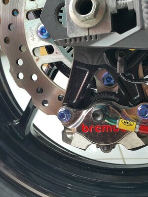 ขาจับปั๊มหลัง Kawasaki Z900 Brembo 84mm ด้วง ปักข้าง แบร์น Mothracing สีดำ