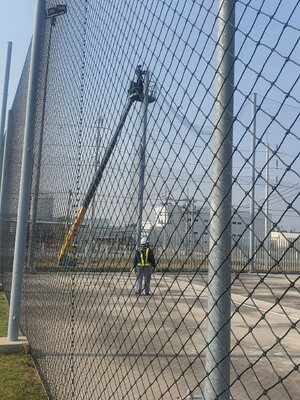 รับ ติดตั้ง ซ่อม ตาข่ายกั้นสนามฟุตบอลในนิคมโรงงาน มีระบบ Safety ตามนโยบายความปลอดภัยควบคุมโดยวิศวกร