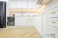 ชุดครัวบิ้วอิน Classic Kitchen L-Shape ขาวใส สไตล์คลาสสิก 4.88 x 4.16 mm. ชุดครัวบิ้วอิน Classic Kitchen L-Shape ขาวใส สไตล์คลาสสิก 4.88 x 4.16 mm.
