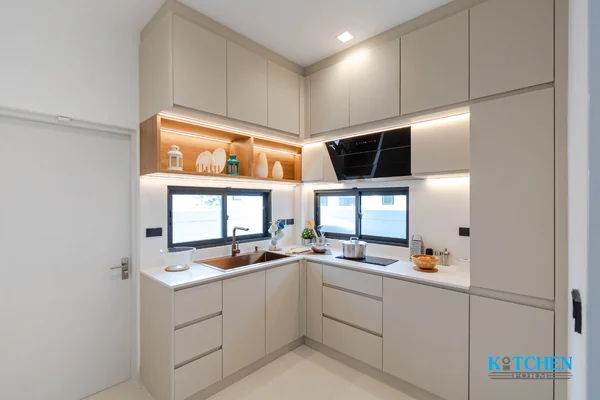 ชุดครัวบานเรียบสไตล์โมเดิร์น โครงสร้าง Plywood รูปแบบ L-Shape ขนาด 3 เมตร