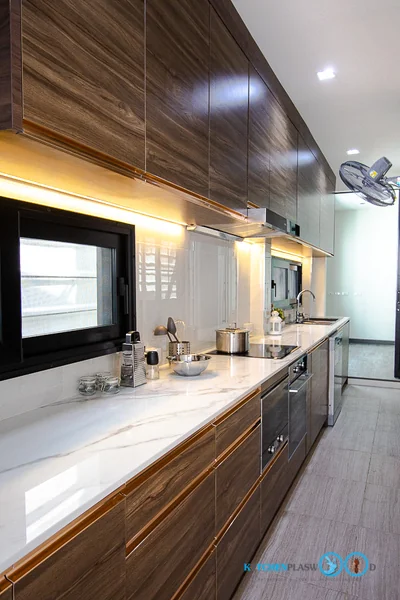 ชุดครัวบิ้วอิน Long I-Shape Kitchen ชุดครัวลายไม้ Walnut สไตล์โมเดิร์น 6.16 x 5.50 mm.