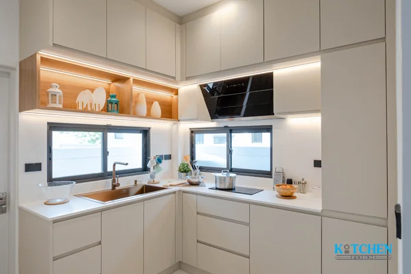  ชุดครัวบานเรียบสไตล์โมเดิร์น โครงสร้าง Plywood รูปแบบ L-Shape ขนาด 3 เมตร    image 2