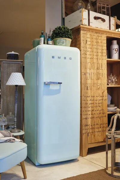 SMEG ตู้เย็น สีฟ้าพาสเทล รุ่น FAB28RPB5 image 2 SMEG ตู้เย็น สีฟ้าพาสเทล รุ่น FAB28RPB5 image 2
