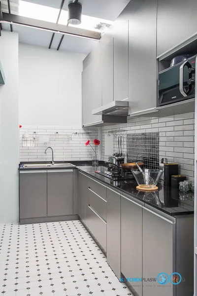  ชุดครัวบิ้วอิน หลังบ้านสไตล์โมเดิร์น โทนสีเทสด้าน 4.18 x 3.30 mm.    image 3