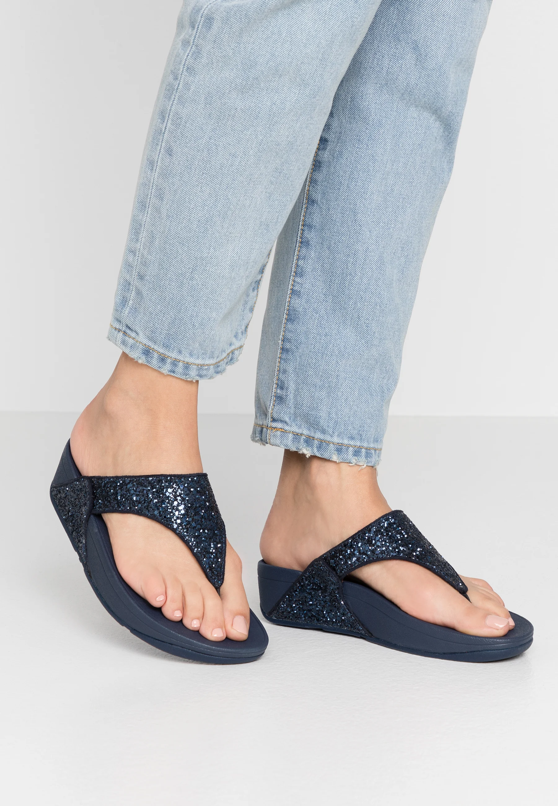 รองเท้า FitFlop Lulu Glitter T-Bar Women Sandals ‘MIDNIGHT’ (W6US)